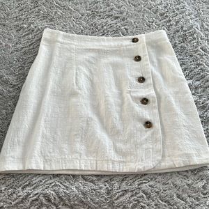 Altard’s state skirt‎ in white with buttons detail on the side .